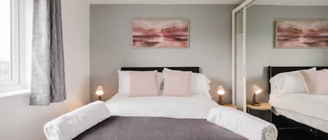 Tabla de planchar con plancha, wifi gratis y ropa de cama