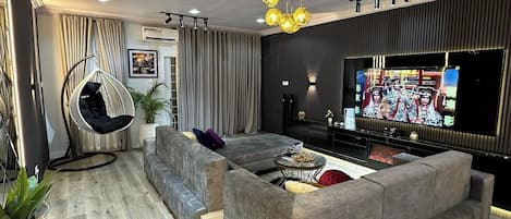 Departamento económico, balcón, vista a la ciudad | Área de sala de estar