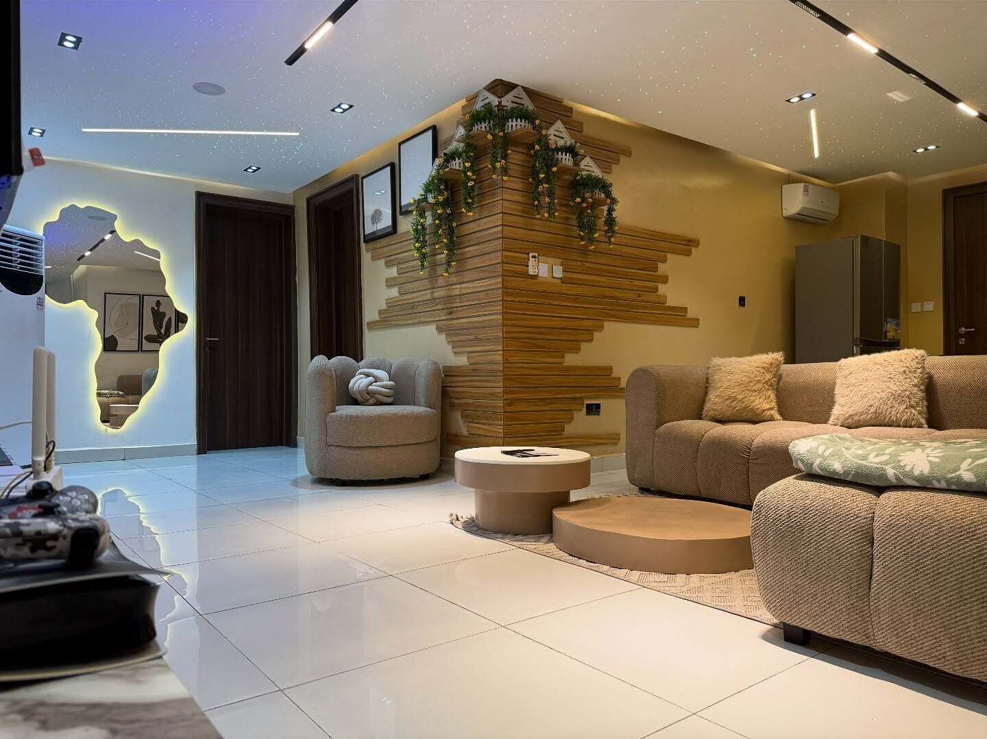 Ein modernes Wohnzimmer mit einem Ecksofa, einem runden Couchtisch und einer Wand mit dekorativer Holzpaneel-Optik.
