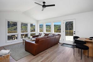 Smart TV, fireplace - VACATION HOME OF YOUR DREAMS! Luxury Canyon Retreat Above Shoshone Falls with Private Dock (Twin Falls)