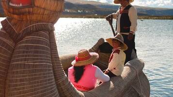 Una embarcación grande con forma de animal y gente a bordo.