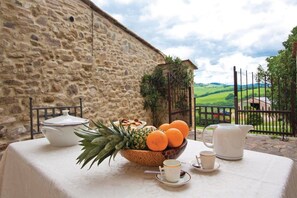 Outdoor dining - Chalet among the lavenders in the farmhouse (Casole d'Elsa, Siena)
