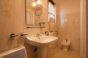 Shower, bidet, towels, soap - Chalet among the lavenders in the farmhouse (Casole d'Elsa, Siena)