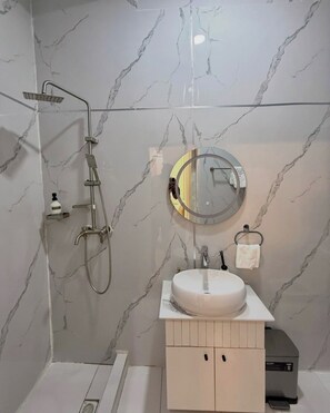 Junior appartement, balkon, uitzicht op stad | Badkamer | Gratis toiletartikelen, een haardroger, handdoeken, zeep