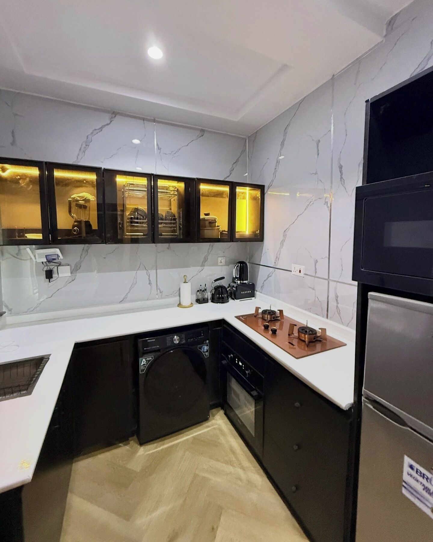 Junior Apartment, Balcony, City View | Private kitchen | Fridge, microwave, oven, stovetop