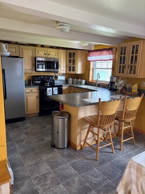 Private kitchen - Cozy Cottage on Lake Salem Sleeps at least 6 (Derby)