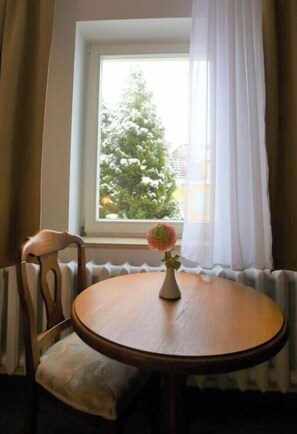 Single Room, Courtyard View | Dining