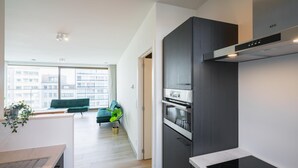 Une cuisine moderne dotée d’un four encastré et d’un élégant meuble noir.