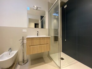 Bathroom - Modern Apartment 300m From the sea (San Michele al Tagliamento)