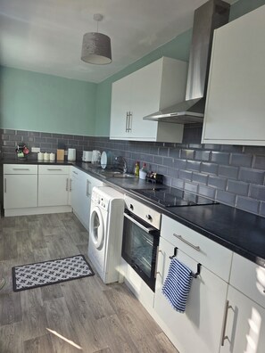 Private kitchen - 4 Bed 4 Ensuite Harford Home in Middlesbrough - Perfect for contractors (Middlesbrough)