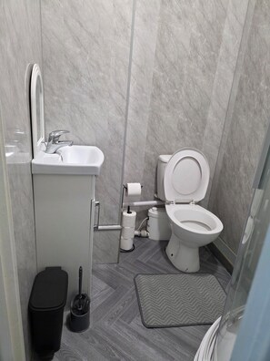 Bathroom - 4 Bed 4 Ensuite Harford Home in Middlesbrough - Perfect for contractors (Middlesbrough)