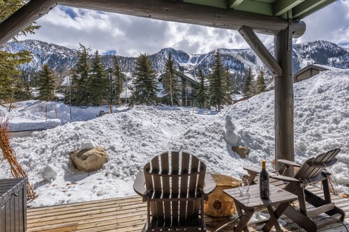 Mountain View Snowcreek Condo with Community Hot Tub and Fireplace