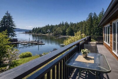 *WATERfront 2 bed 2 bath Oasis* Sleeps 6!