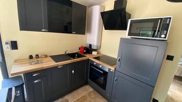 Fridge, stovetop, dishwasher, coffee/tea maker