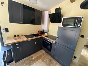 Fridge, stovetop, dishwasher, coffee/tea maker - Holiday Home 'Gite De Charme T2 Avec Jaccuzi' with Private Pool and Private Terrace (Vézénobres)