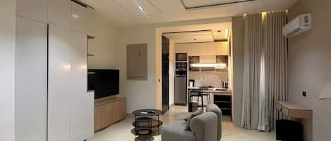Appartement Deluxe, balcon, vue sur la ville | Coffre-fort pour ordinateur portable, bureau