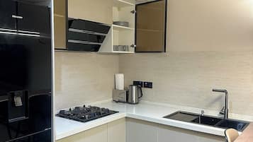 Deluxe Apartment, Balcony, City View | Private kitchen | Fridge, microwave, oven, stovetop