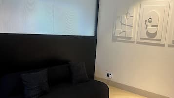 Deluxe Apartment, Balcony, City View | Living area