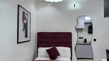 Appartement Deluxe, balcon, vue ville | Coffres-forts dans les chambres, bureau