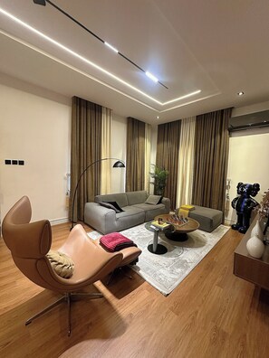 Deluxe Apartment, Balcony, City View | Interior - Pearlsend Apartment (Lagos)
