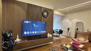 Apartemen Deluks, balkon, pemandangan kota | Interior