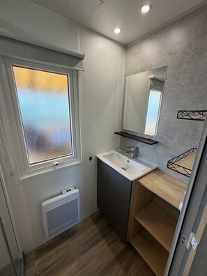 Bathroom - Vrbo Property (Les Mathes)