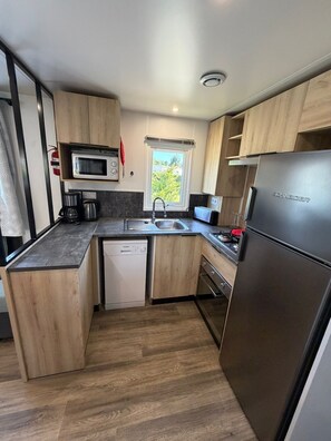 Private kitchen - Vrbo Property (Les Mathes)