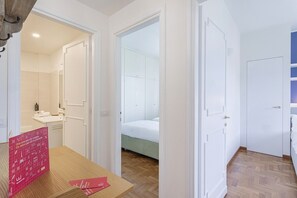 Ein Hotelzimmer mit Bad, einem Bett und Holzboden.