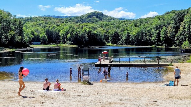 Unclassified image, 1 of 43, button - Crest 200C • Panoramic Views and Huge Shower (Sugar Mountain)