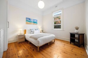Een bureau, een strijkplank/strijkijzer, wifi, beddengoed