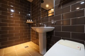 Standard-Doppelzimmer | Badezimmer | Haartrockner, Handtücher, Seife, Shampoo