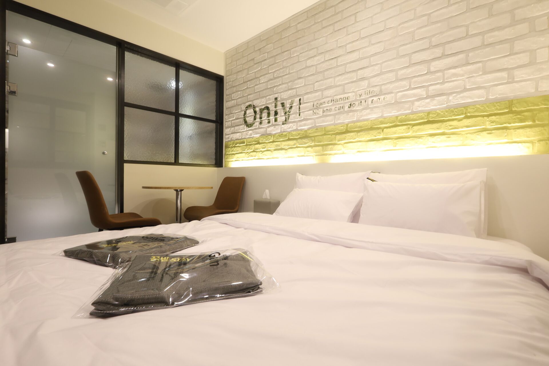 Standard-Doppelzimmer | Laptopgeeigneter Arbeitsplatz, kostenloses WLAN