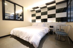 Standard Double Room | Laptop workspace, soundproofing, free WiFi