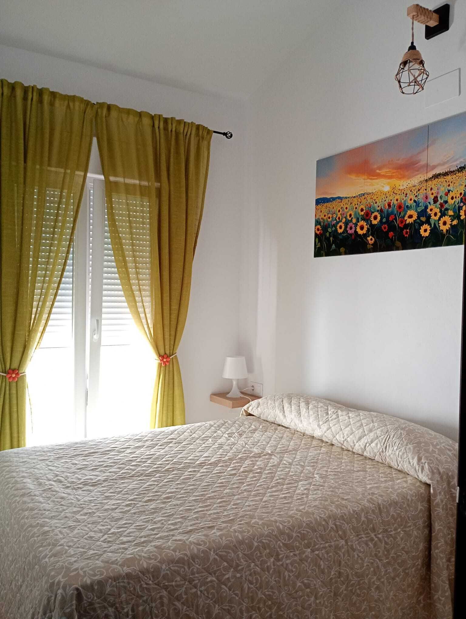 Tabla de planchar con plancha y ropa de cama