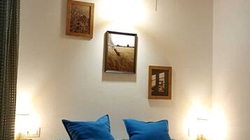 Iron/ironing board, bed sheets