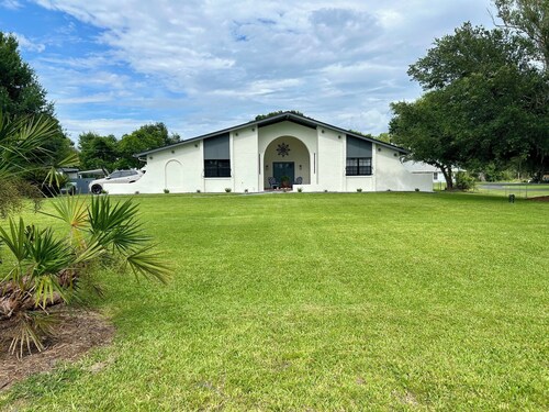 Modern Farmhouse 30 min to Orlando undisputed Theme Park Capital of the World.