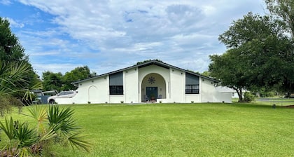 Modern Farmhouse 30 min to Orlando undisputed Theme Park Capital of the World.