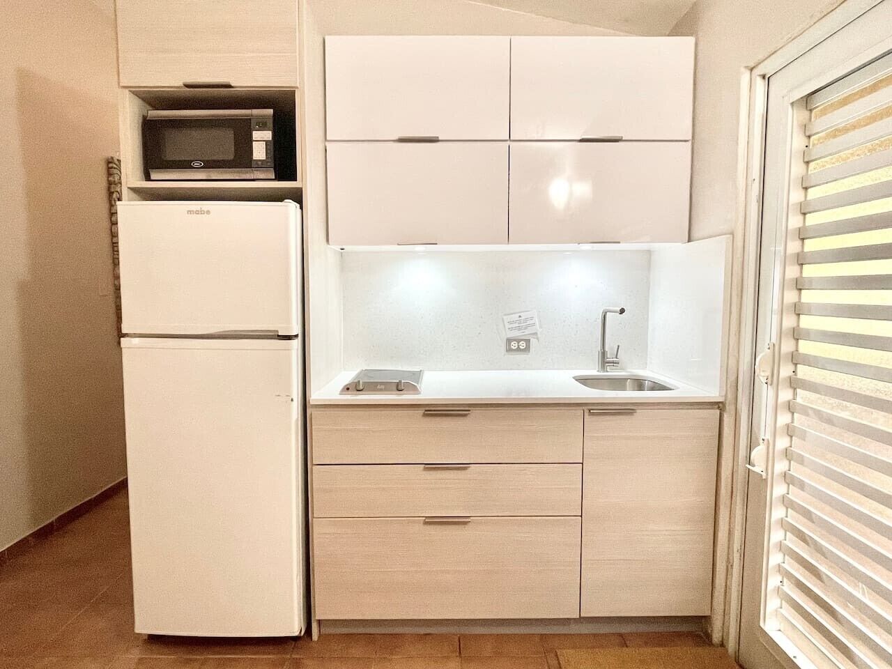Coffee/tea maker, fridge, microwave, stovetop