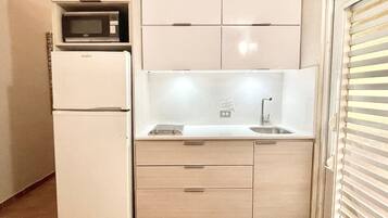 Coffee/tea maker, fridge, microwave, stovetop