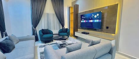 Departamento económico, balcón, vista a la ciudad | Área de sala de estar