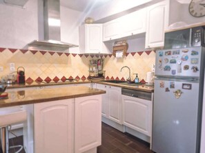 Fridge, microwave, oven, dishwasher - House with a Beautiful Rooftop Terrace Between the Sea and the Canal (Villeneuve-lès-Béziers)