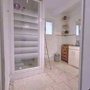 Shower, hair dryer - House with a Beautiful Rooftop Terrace Between the Sea and the Canal (Villeneuve-lès-Béziers)