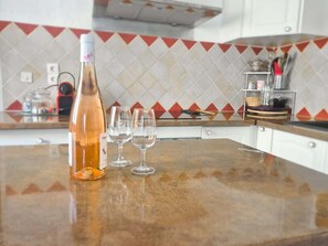Fridge, microwave, oven, dishwasher - House with a Beautiful Rooftop Terrace Between the Sea and the Canal (Villeneuve-lès-Béziers)