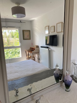 A bedroom with a bed, a desk, a TV, and a radiator. - House 80 m² Air-conditioned, 2 Bedrooms, 10 min. from Saint Rémy & 15 min. from Avignon (Noves)