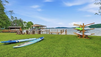 Chaises longues, serviettes de plage