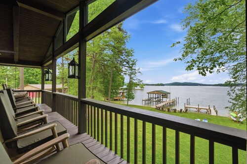 Iconic Waterfront Home On Watt’s Bar Lake -Sleeps 16 - PVT boat docks - Sunrise!