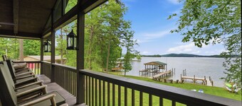 Iconic Waterfront Home On Watt’s Bar Lake -Sleeps 16 - PVT boat docks - Sunrise!