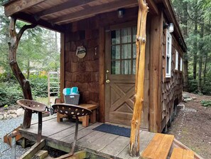 Terrace/patio - Cozy Acres Tiny House in Clinton on Whidbey Island perfect for relaxing getaway (Clinton)