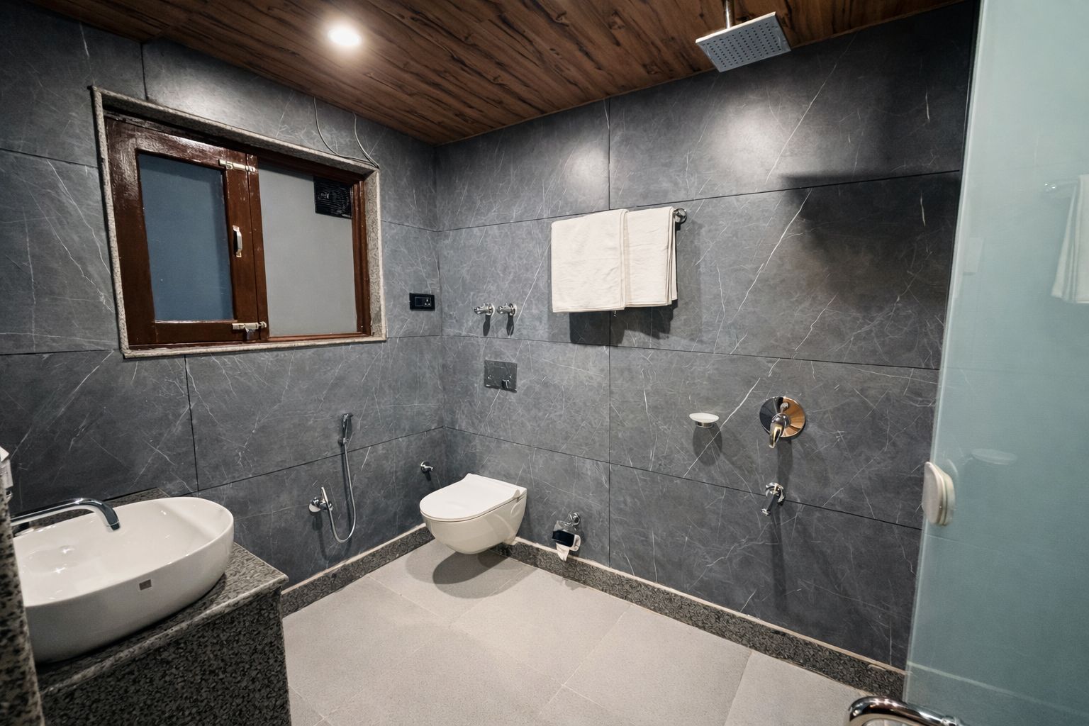 Superior Room | Bathroom | Free toiletries, towels