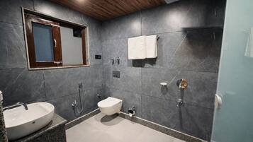 Superior Room | Bathroom | Free toiletries, towels